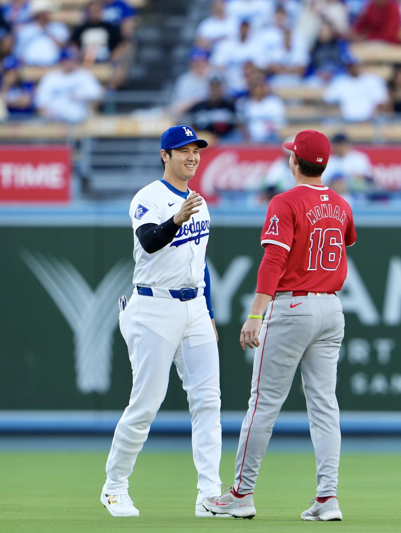 ドジャース対エンゼルス　試合前、エンゼルスのモニアックとあいさつを交わすドジャース大谷（撮影・横山健太）