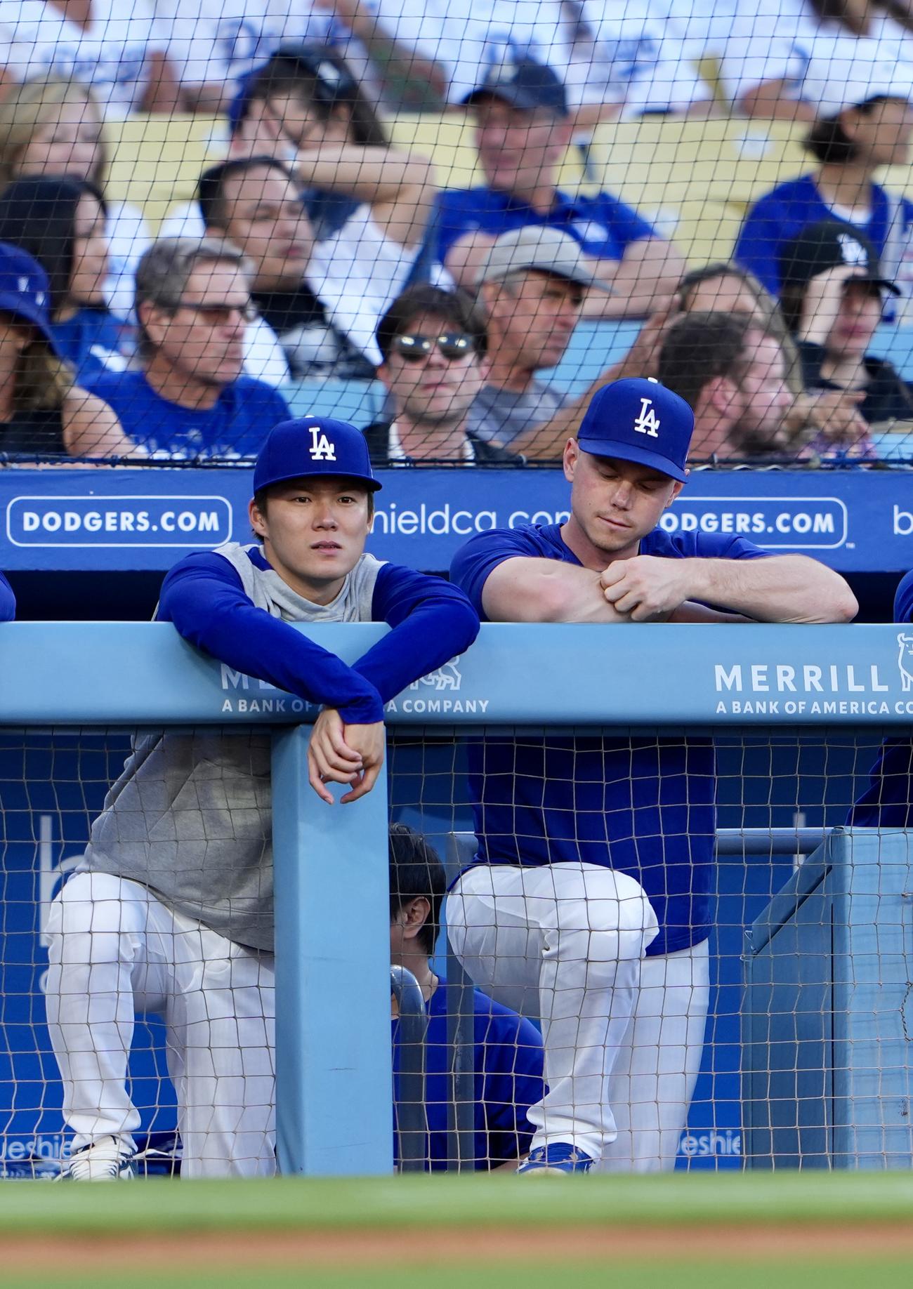 ドジャース対エンゼルス　ベンチで試合を見つめるドジャース山本（左）（撮影・横山健太）