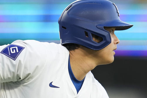 ドジャース対エンゼルス　1回裏ドジャース無死、四球で一塁へ向かう大谷（AP）