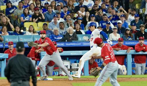 ドジャース対エンゼルス　8回裏ドジャース1死、内野安打を放つ大谷（撮影・横山健太）