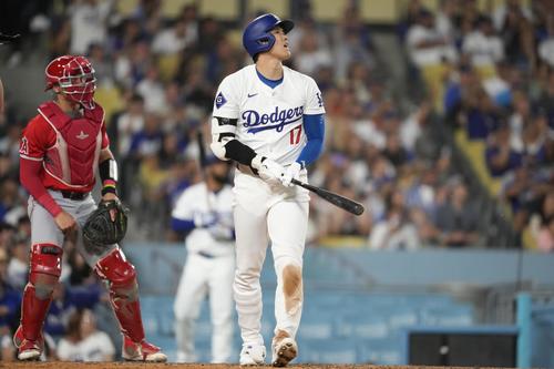 エンゼルス戦の5回、先制の22号2ランを放ち打球の行方を追うドジャース大谷（AP＝共同）