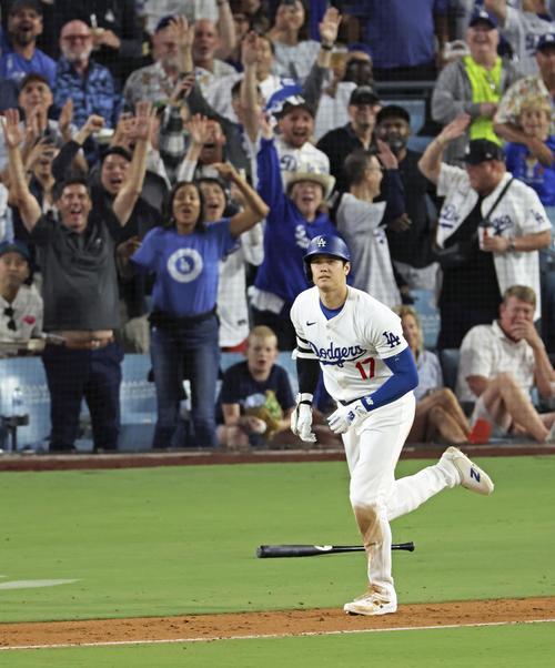エンゼルス戦の5回、先制の22号2ランを放ち、走りだすドジャース大谷（共同）