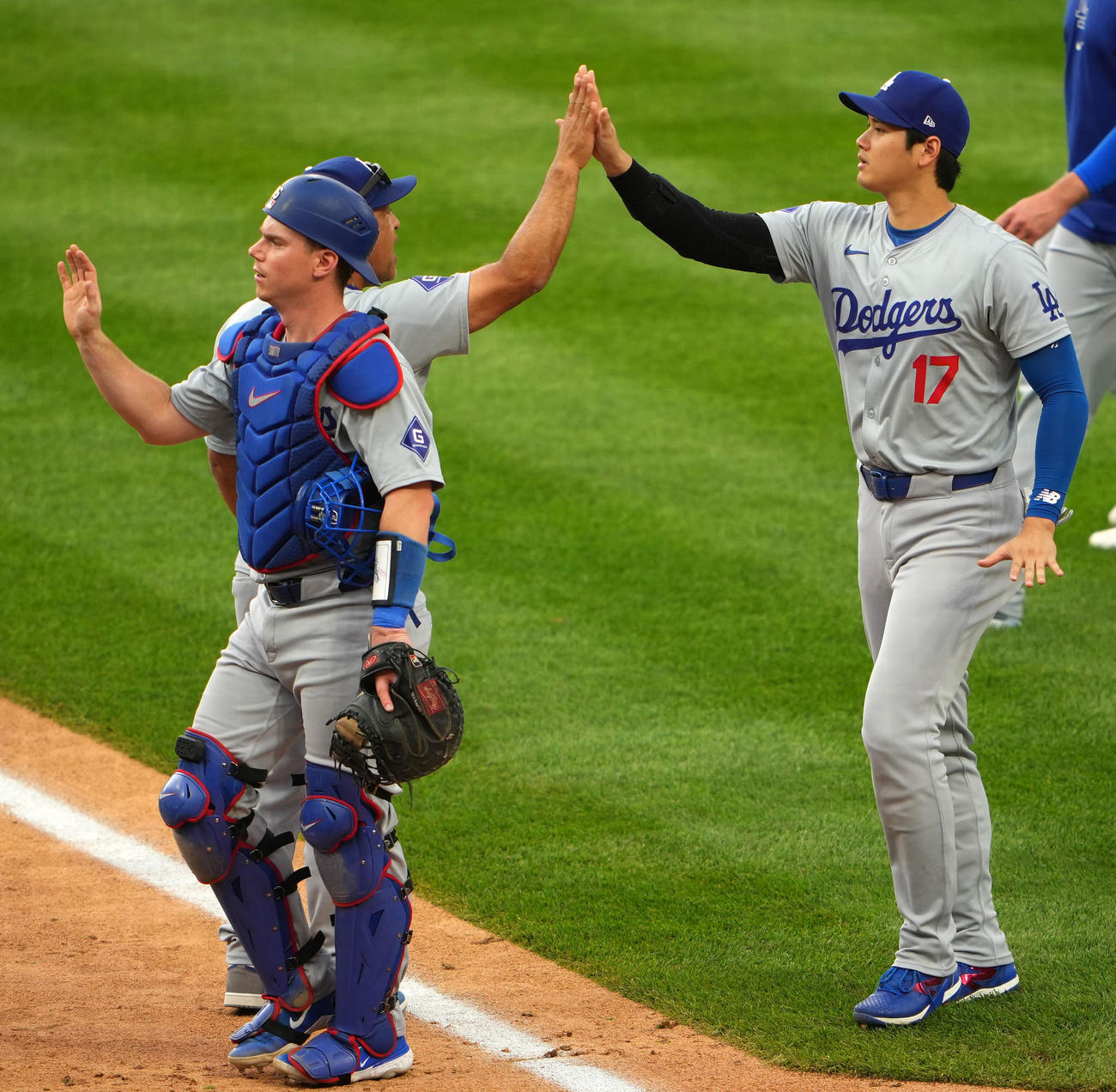 ロッキーズ対ドジャース　ロッキーズに勝利しタッチを交わす大谷（右）らドジャースナイン（撮影・横山健太）