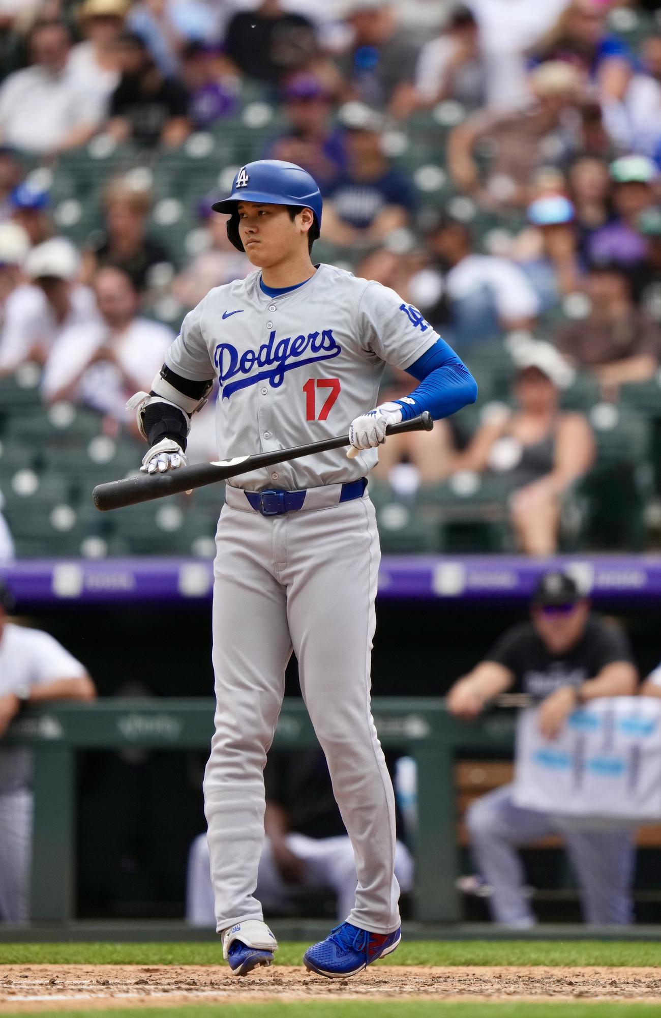 ロッキーズ対ドジャース　8回表ドジャース2死二塁、申告敬遠で出塁する大谷（撮影・横山健太）