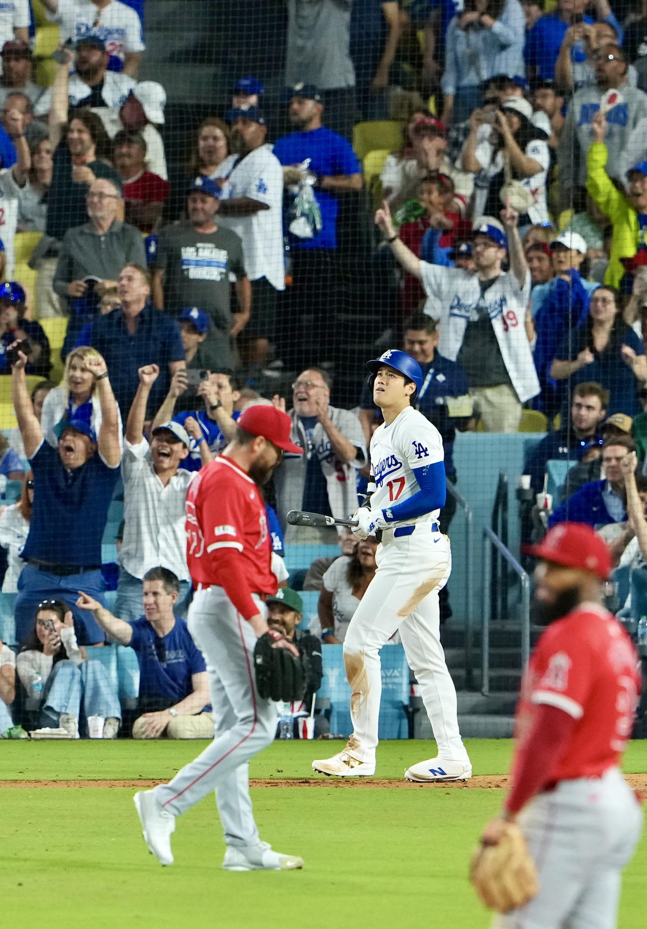 ドジャース対エンゼルス　5回裏ドジャース2死一塁、中越え2点本塁打を放つ大谷（撮影・横山健太）