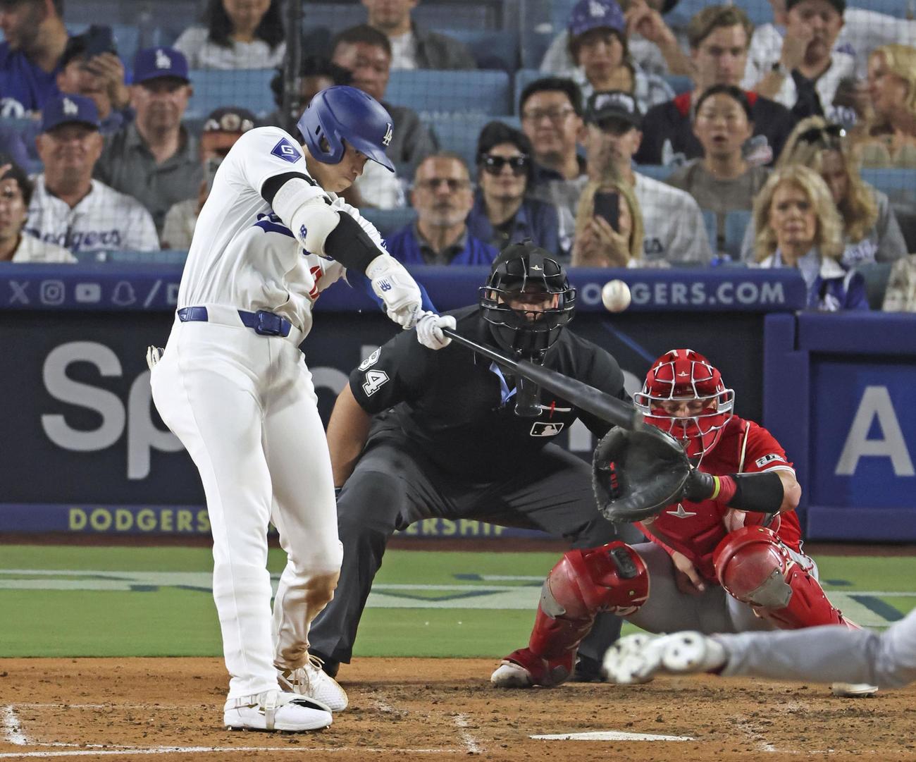 エンゼルス戦の5回、先制の22号2ランを放つドジャース大谷（共同）