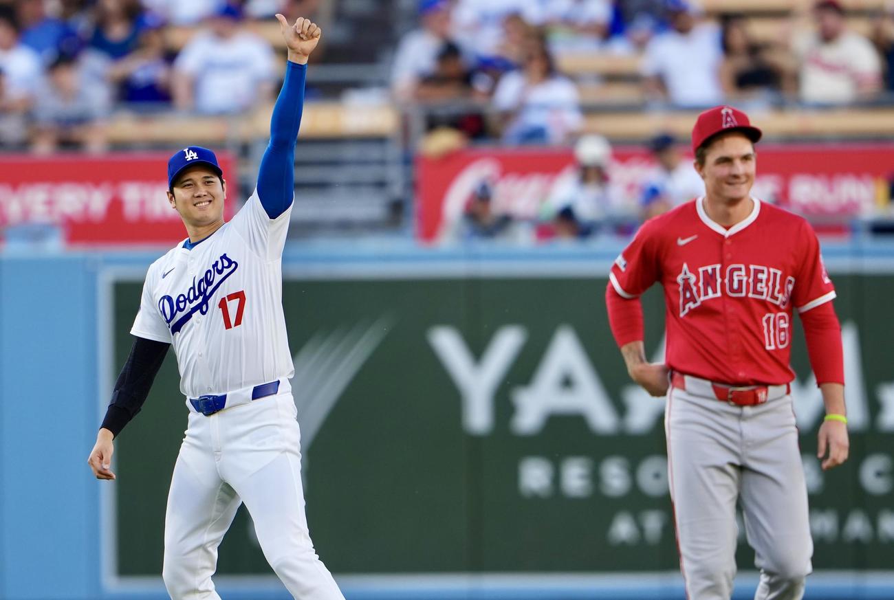 ドジャース対エンゼルス　試合前、エンゼルスの選手たちとあいさつを交わすドジャース大谷（撮影・横山健太）