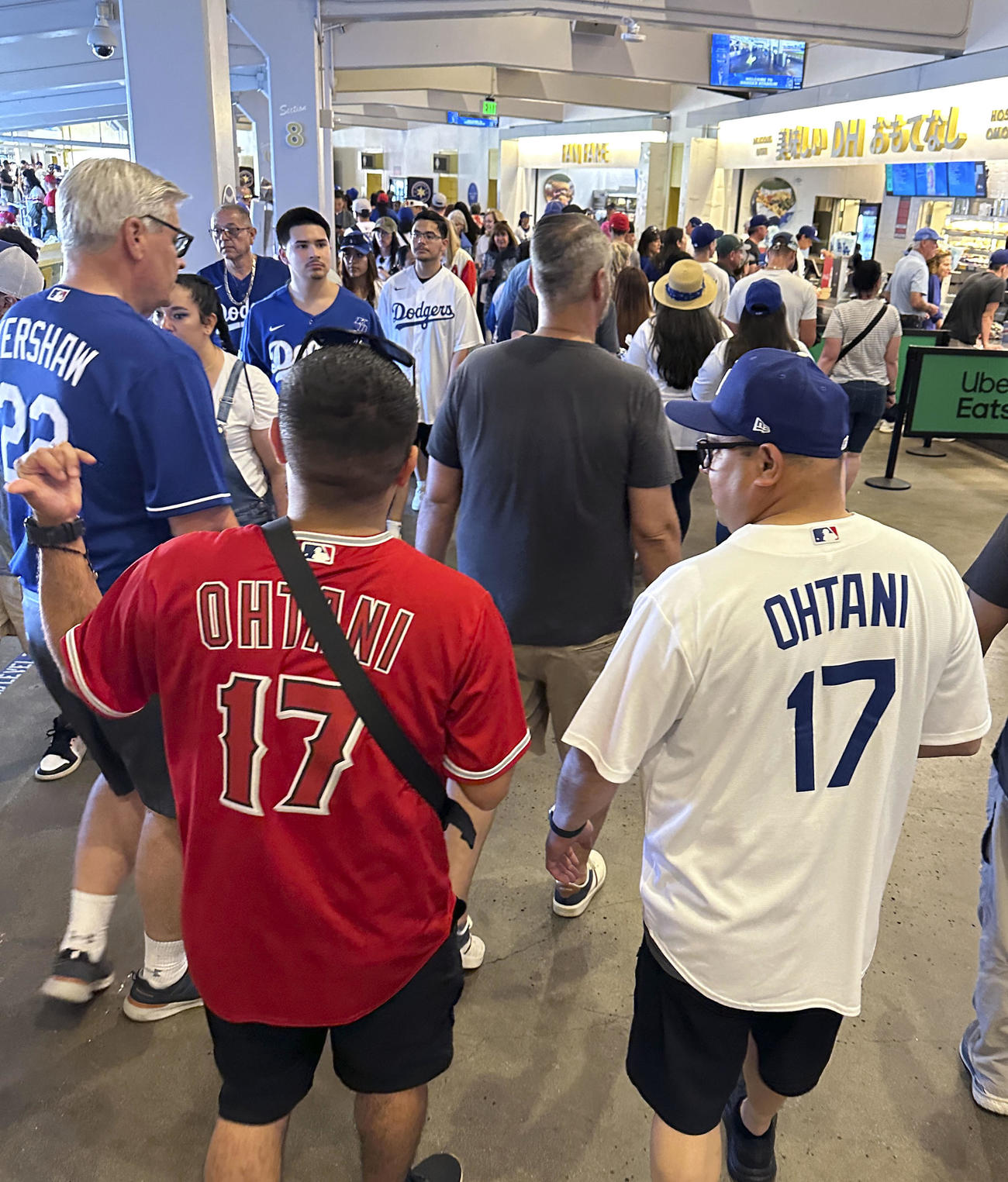 背番号17の大谷ユニホームを着たファン。右はドジャース、左はエンゼルス時代のもの（共同）