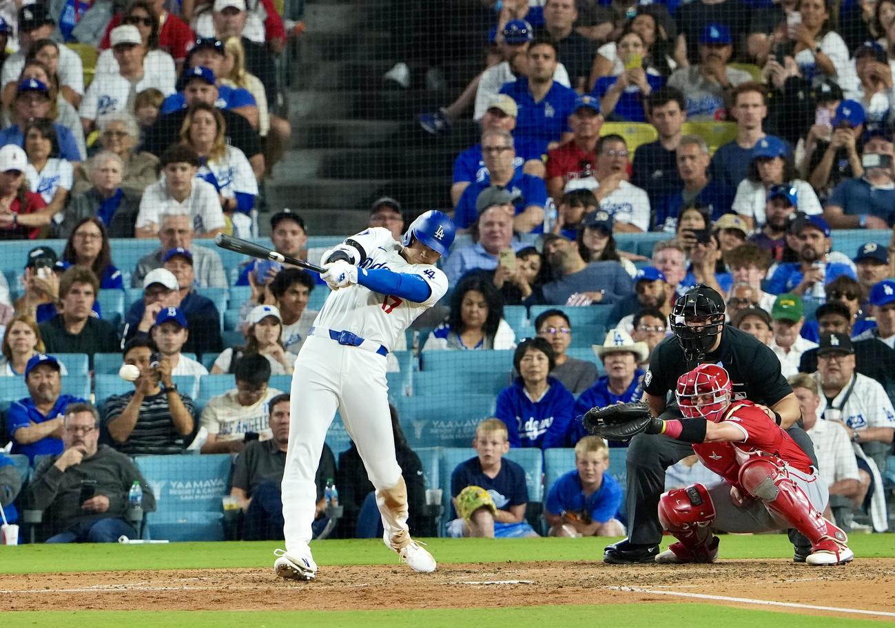 ドジャース対エンゼルス　8回裏ドジャース1死、内野安打を放つ大谷（撮影・横山健太）