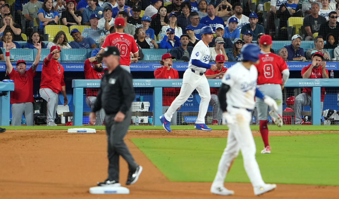 ドジャース対エンゼルス　8回裏ドジャース2死一塁、大谷の盗塁を阻止し歓喜するエンゼルスベンチ（撮影・横山健太）