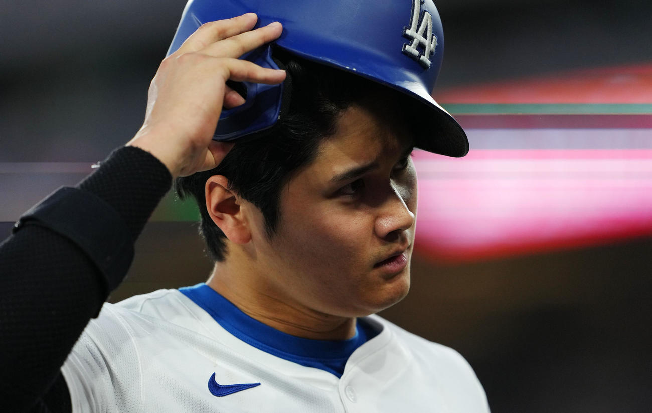 ドジャース対エンゼルス　3回裏を終えベンチへ引き揚げるドジャース大谷（撮影・横山健太）