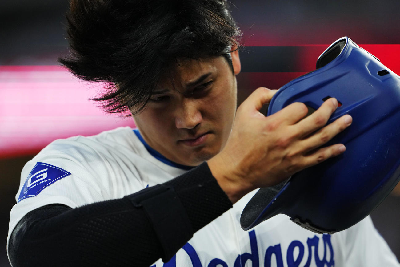 ドジャース対エンゼルス　3回裏を終えベンチへ引き揚げるドジャース大谷（撮影・横山健太）