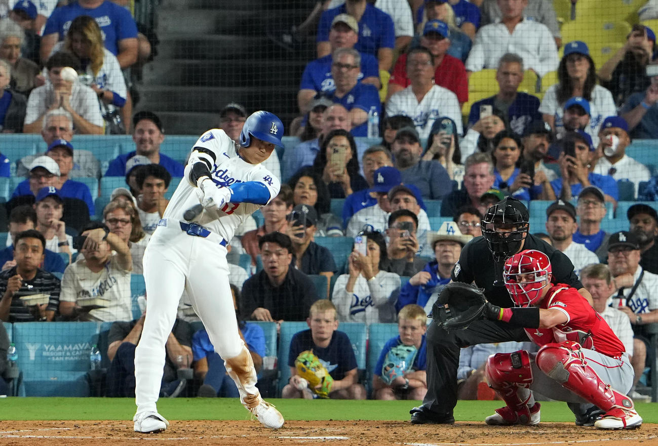 ドジャース対エンゼルス　5回裏ドジャース2死一塁、右中間へ2点本塁打を放つ大谷（撮影・横山健太）