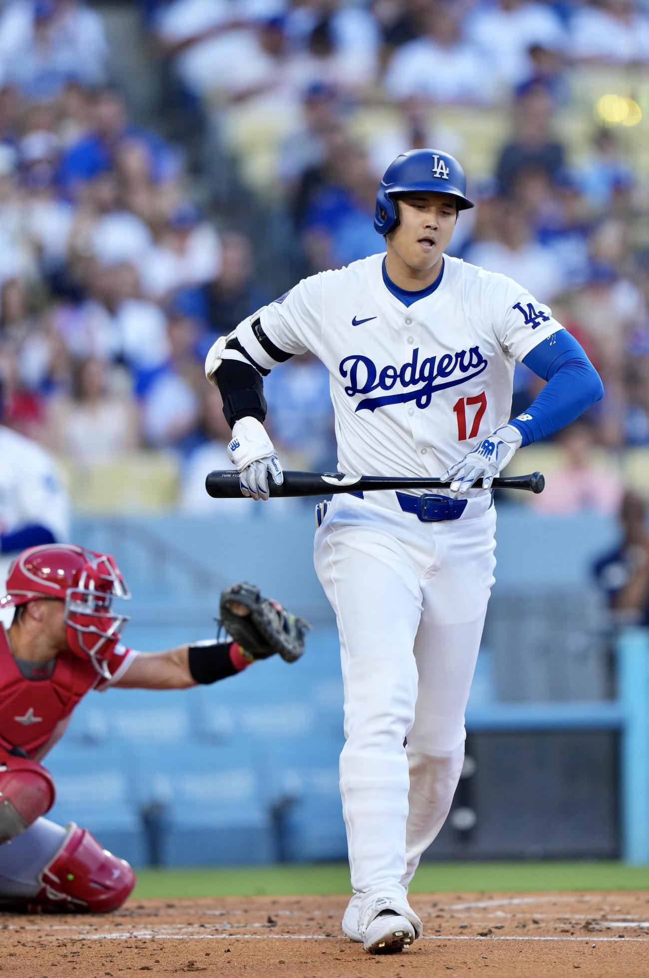 ドジャース対エンゼルス　1回裏ドジャース無死、四球で出塁する大谷（撮影・横山健太）