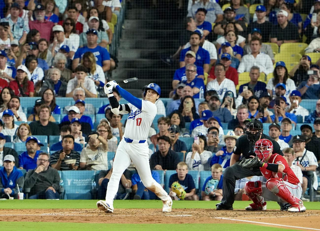 ドジャース対エンゼルス　5回裏ドジャース2死一塁、中越え2点本塁打を放つ大谷（撮影・横山健太）