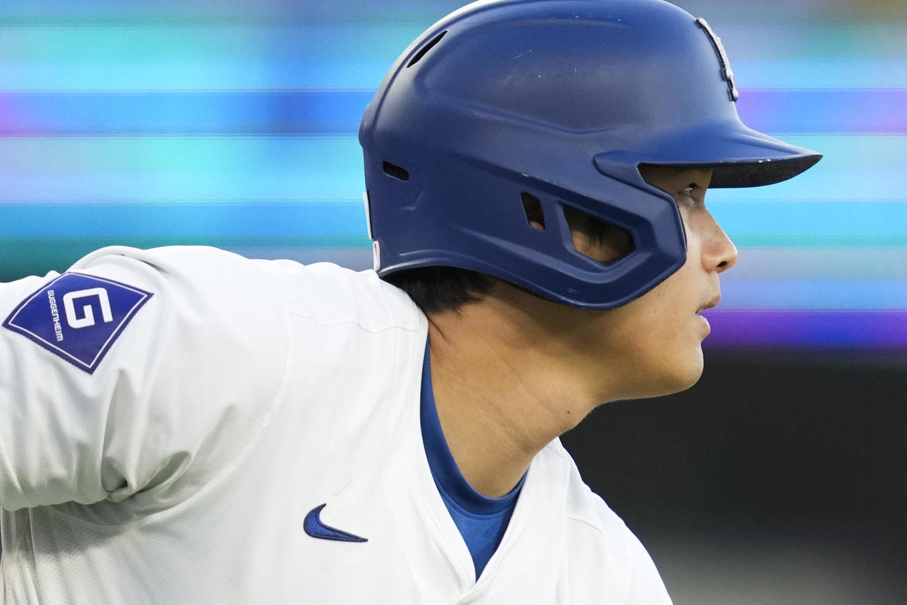 ドジャース対エンゼルス　1回裏ドジャース無死、四球で一塁へ向かう大谷（AP）