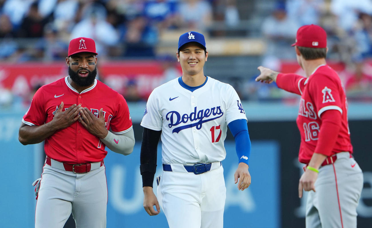 ドジャース対エンゼルス　試合前、エンゼルスの選手たちと言葉を交わすドジャース大谷（中央）（撮影・横山健太）