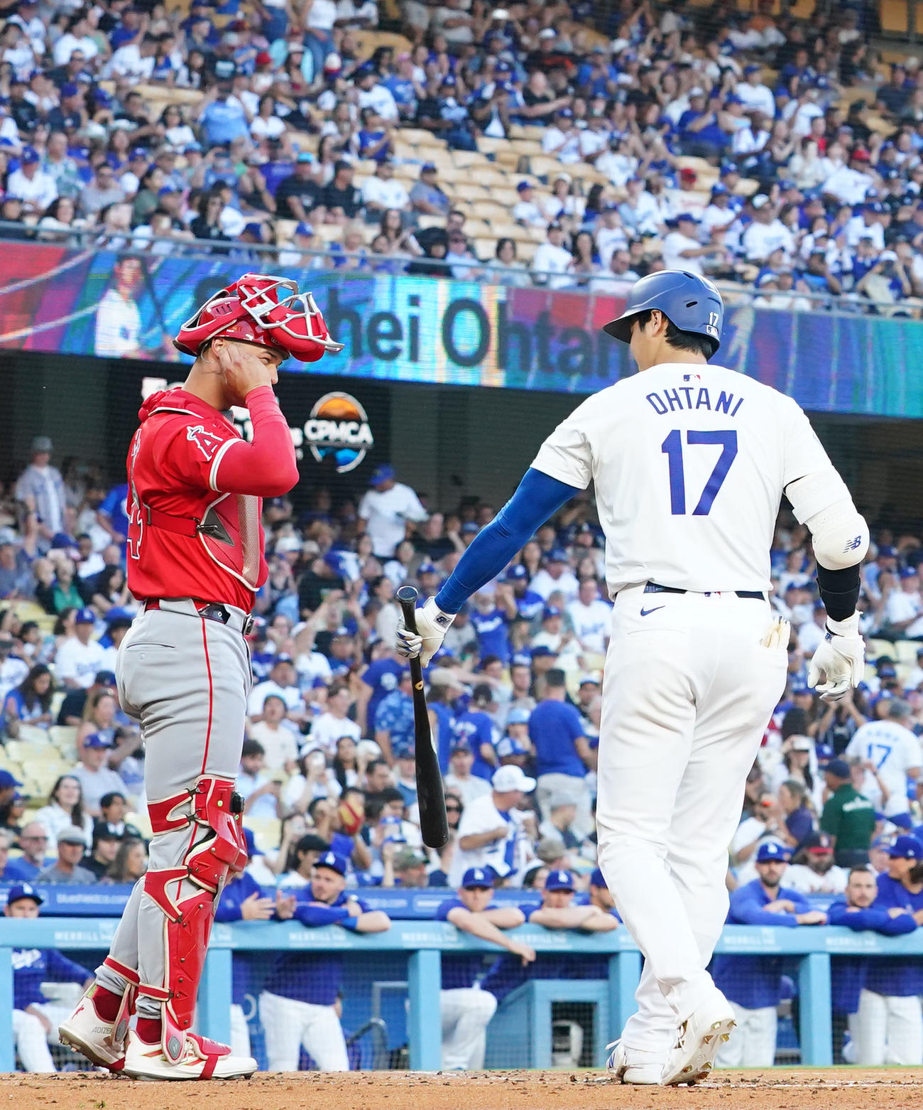 ドジャース対エンゼルス　1回裏ドジャース無死、打席に入る前にオホッピー（左）とあいさつを交わす大谷（撮影・横山健太）