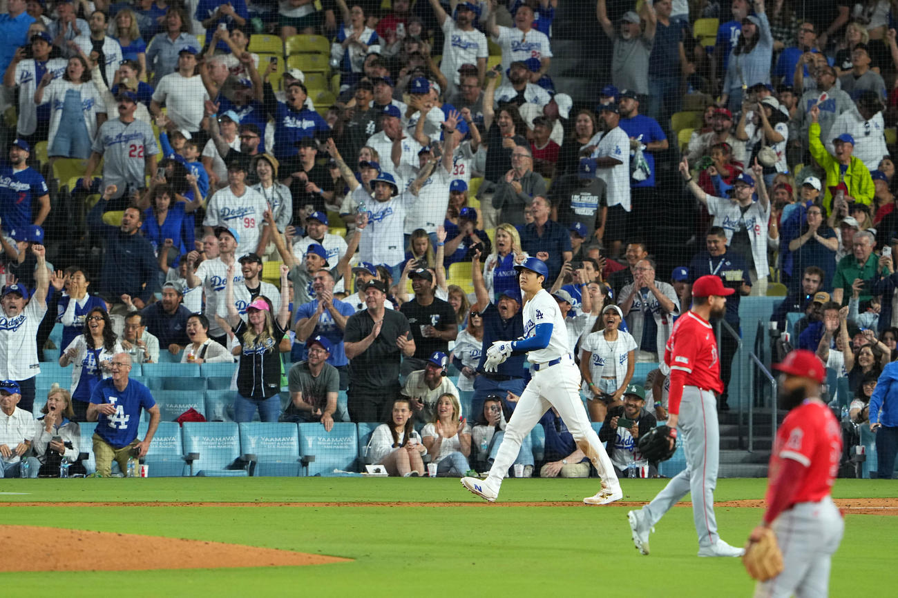 ドジャース対エンゼルス　5回裏ドジャース2死一塁、右中間へ2点本塁打を放ち打球を見上げる大谷（撮影・横山健太）