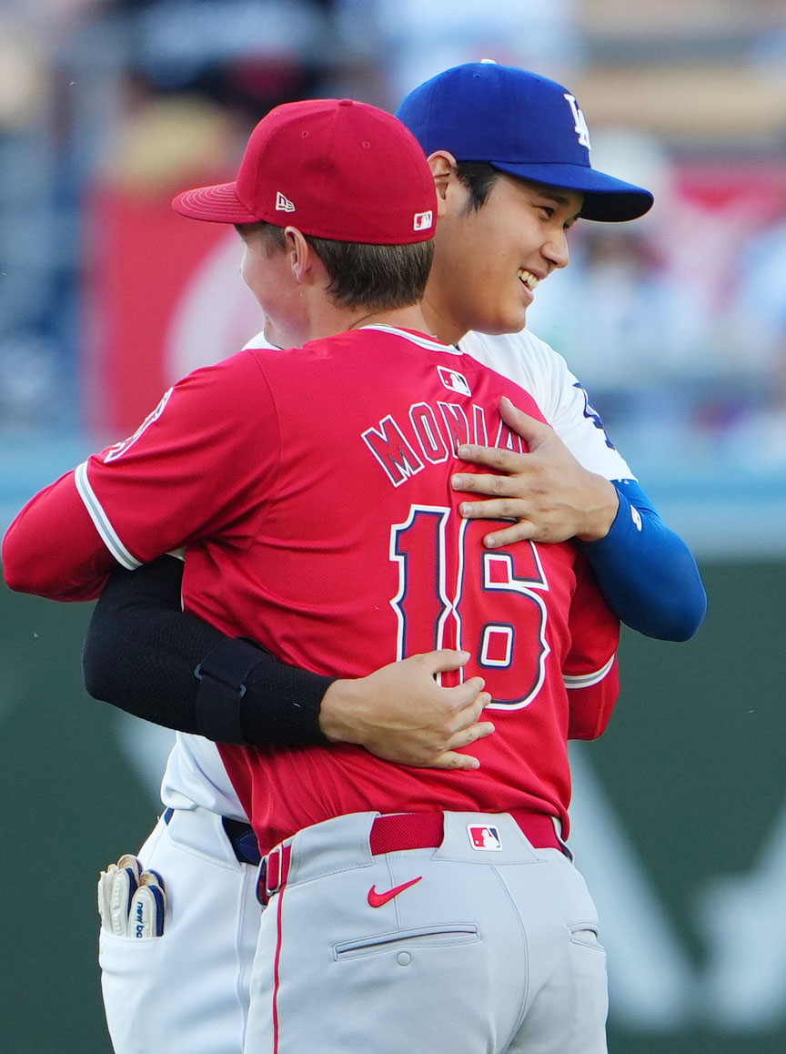 ドジャース対エンゼルス　試合前、エンゼルスのモニアック（手前）とあいさつを交わすドジャース大谷（撮影・横山健太）