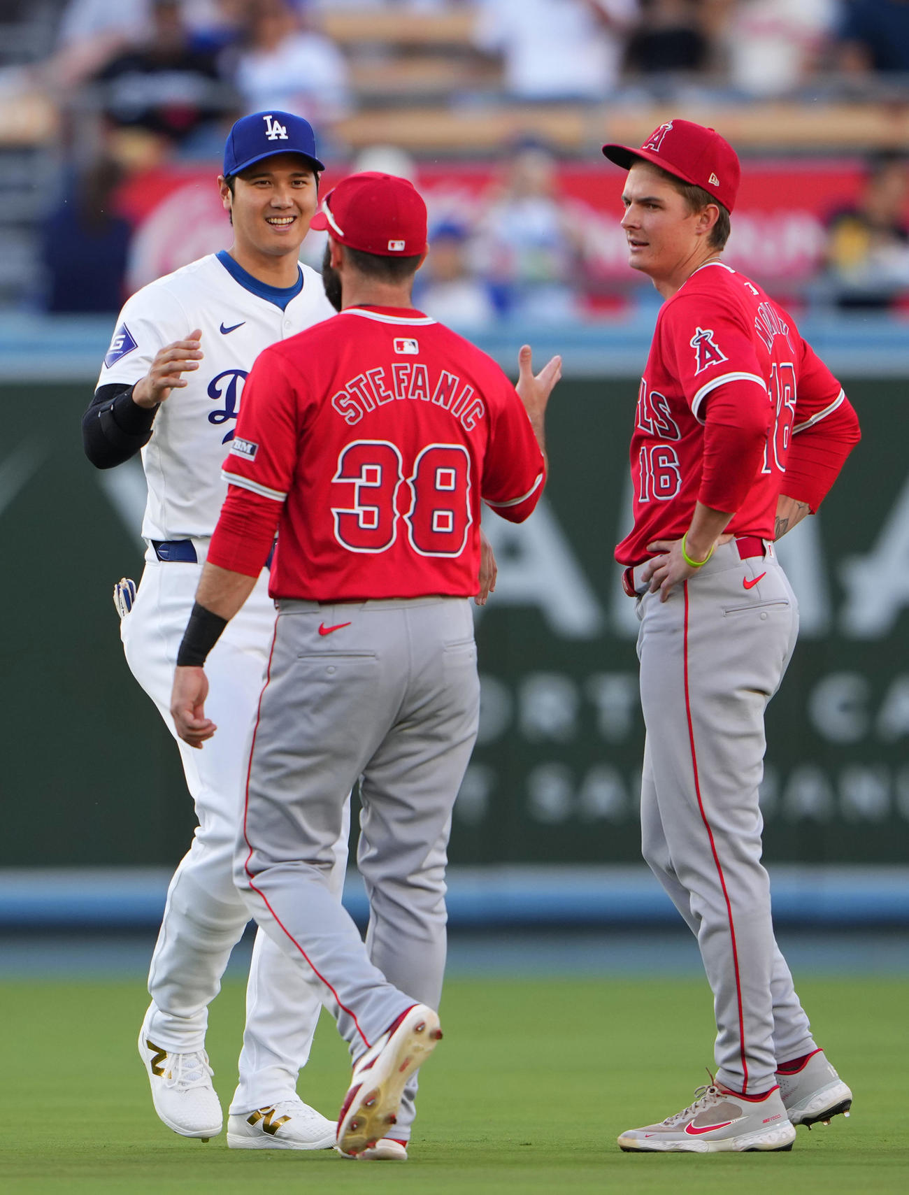 ドジャース対エンゼルス　試合前、エンゼルスのステファニック（手前）、モニアック（右）とあいさつを交わすドジャース大谷（撮影・横山健太）