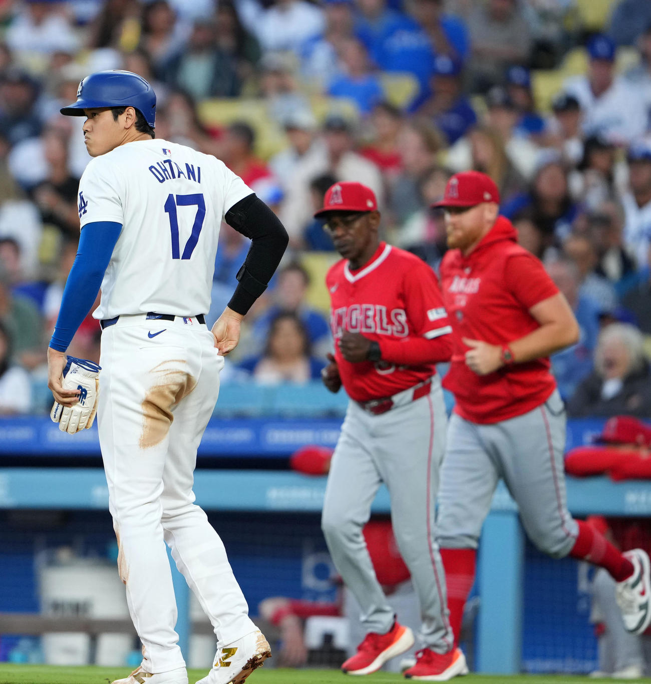 ドジャース対エンゼルス　3回裏ドジャース1死一塁、四球で出塁した大谷翔平はサンドバルを心配そうに見つめる（撮影・横山健太）
