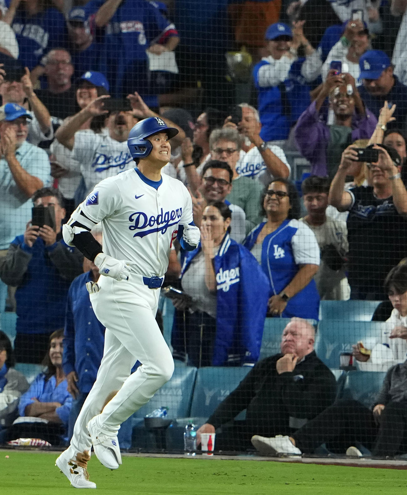ドジャース対エンゼルス　5回裏ドジャース2死一塁、右中間へ2点本塁打を放ち笑顔を見せる大谷（撮影・横山健太）