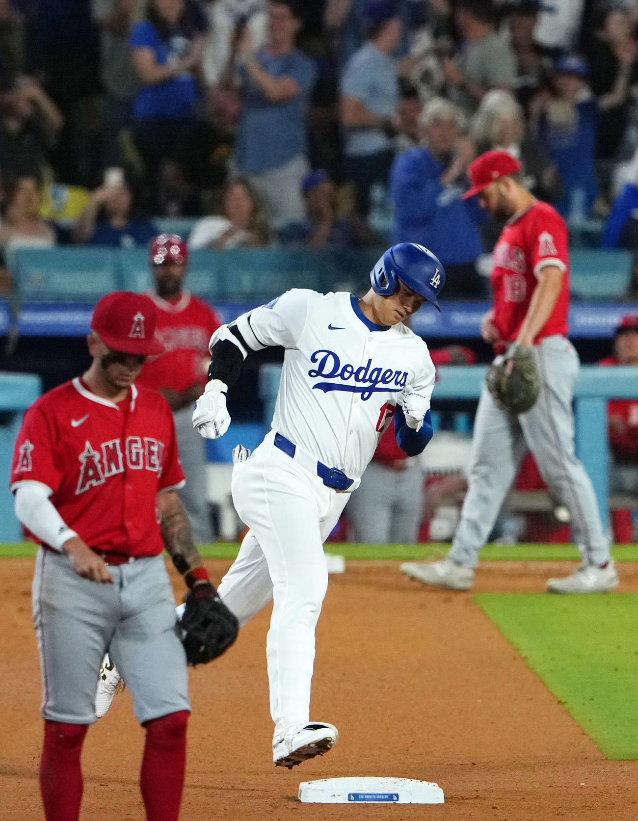 ドジャース対エンゼルス　5回裏ドジャース2死一塁、右中間へ2点本塁打を放ち二塁をまわる大谷（撮影・横山健太）