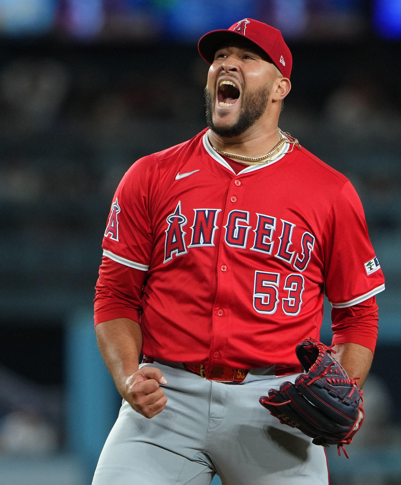 ドジャース対エンゼルス　10回裏を抑えドジャースに勝利しほえるエンゼルスのエステベス（撮影・横山健太）