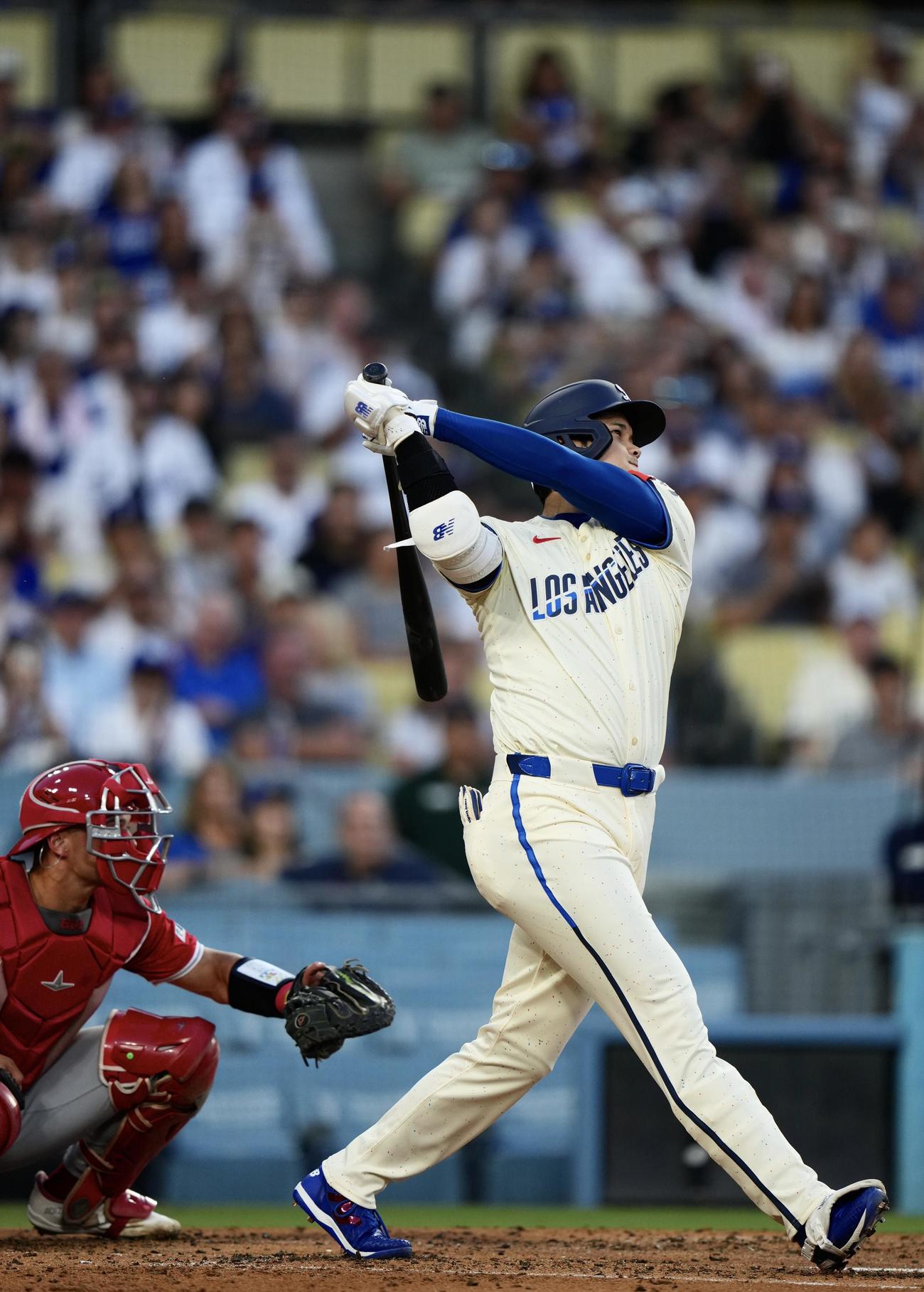 ドジャース対エンゼルス　3回裏ドジャース無死一塁、右中間へ2点本塁打を放つ大谷（撮影・横山健太）