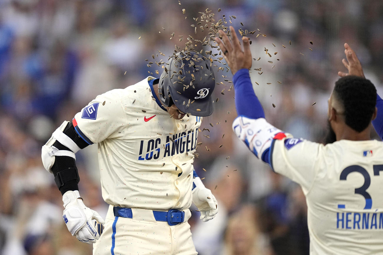 3回に2点本塁打を放ったドジャース大谷は、テオスカー・ヘルナンデスから「ひまわりの種シャワー」を浴びる(AP)