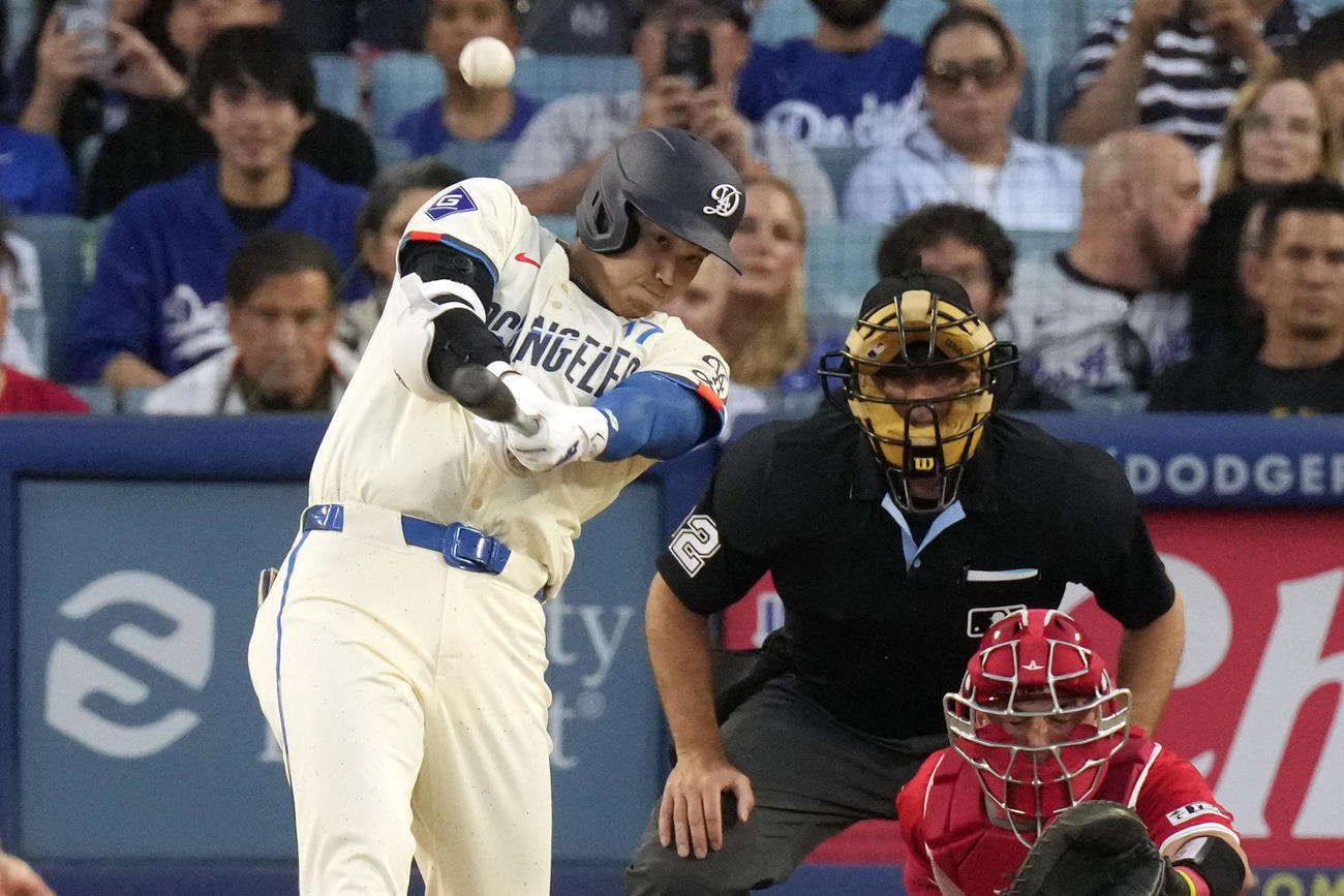 ドジャース対エンゼルス　3回裏、2点本塁打を放つドジャース大谷翔平（AP）