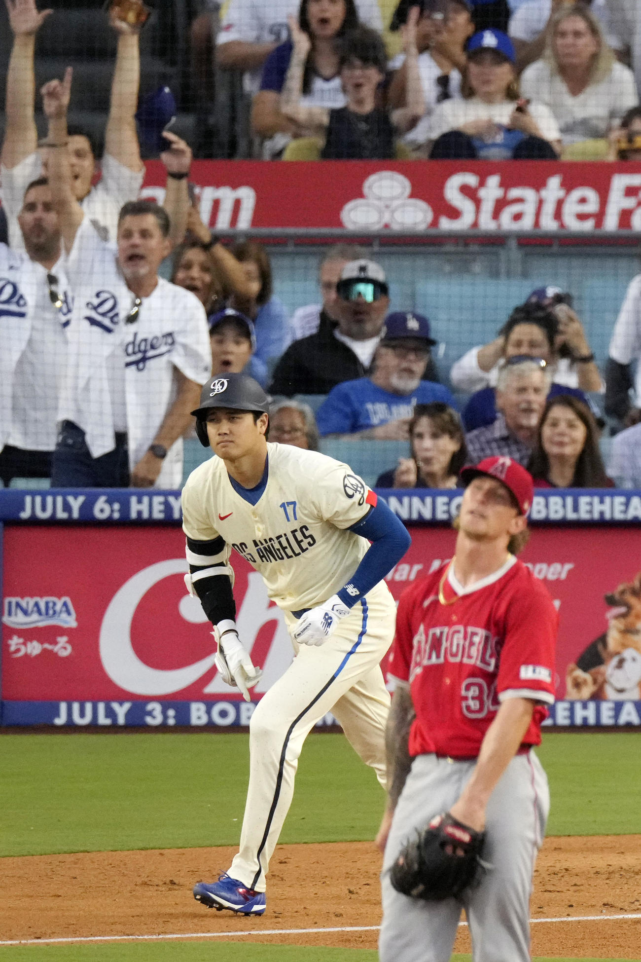 ドジャース対エンゼルス　3回裏、2点本塁打を放つドジャース大谷翔平。投手プリーサック（AP）