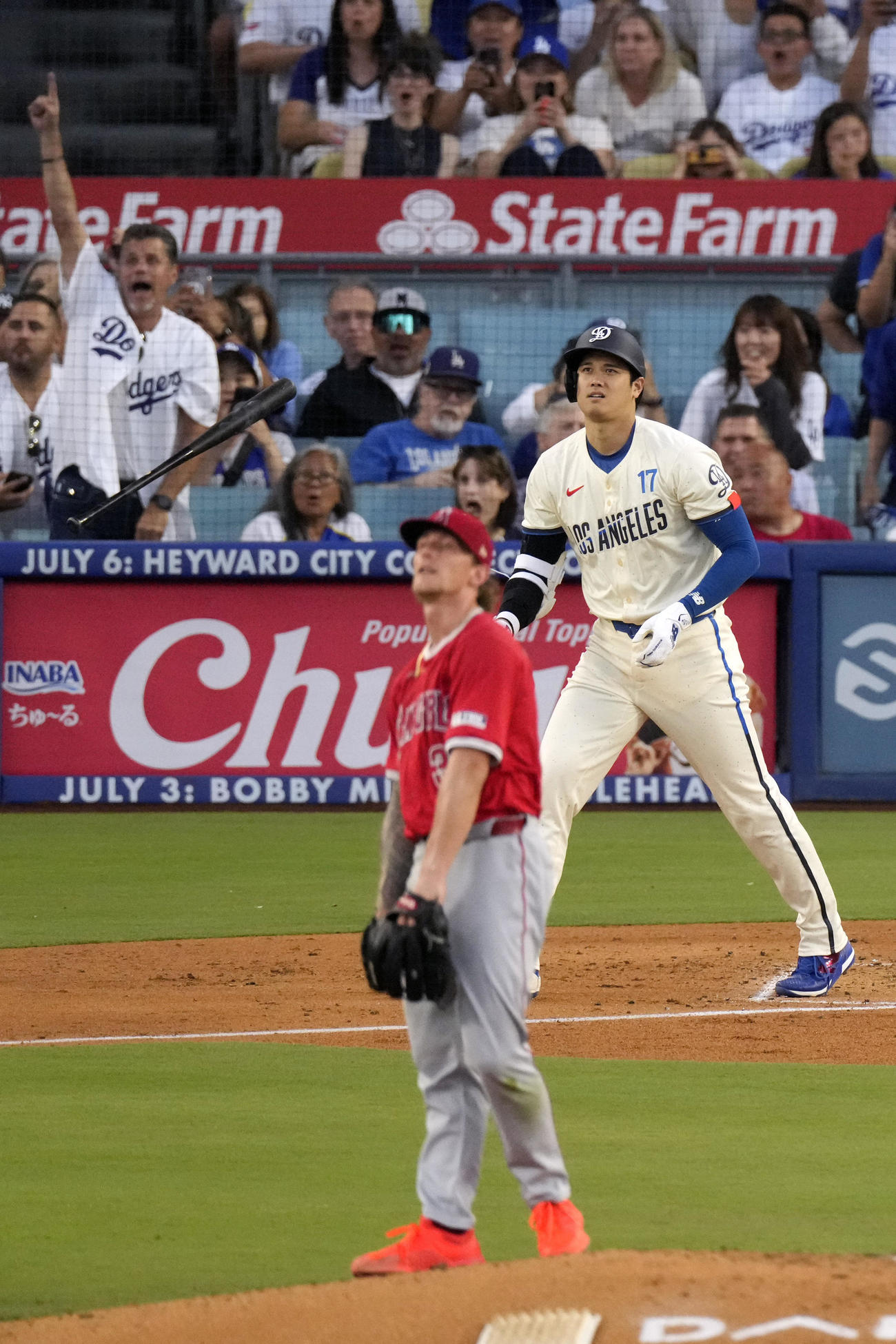 ドジャース対エンゼルス　3回裏、2点本塁打を放つドジャース大谷翔平。投手プリーサック（AP）