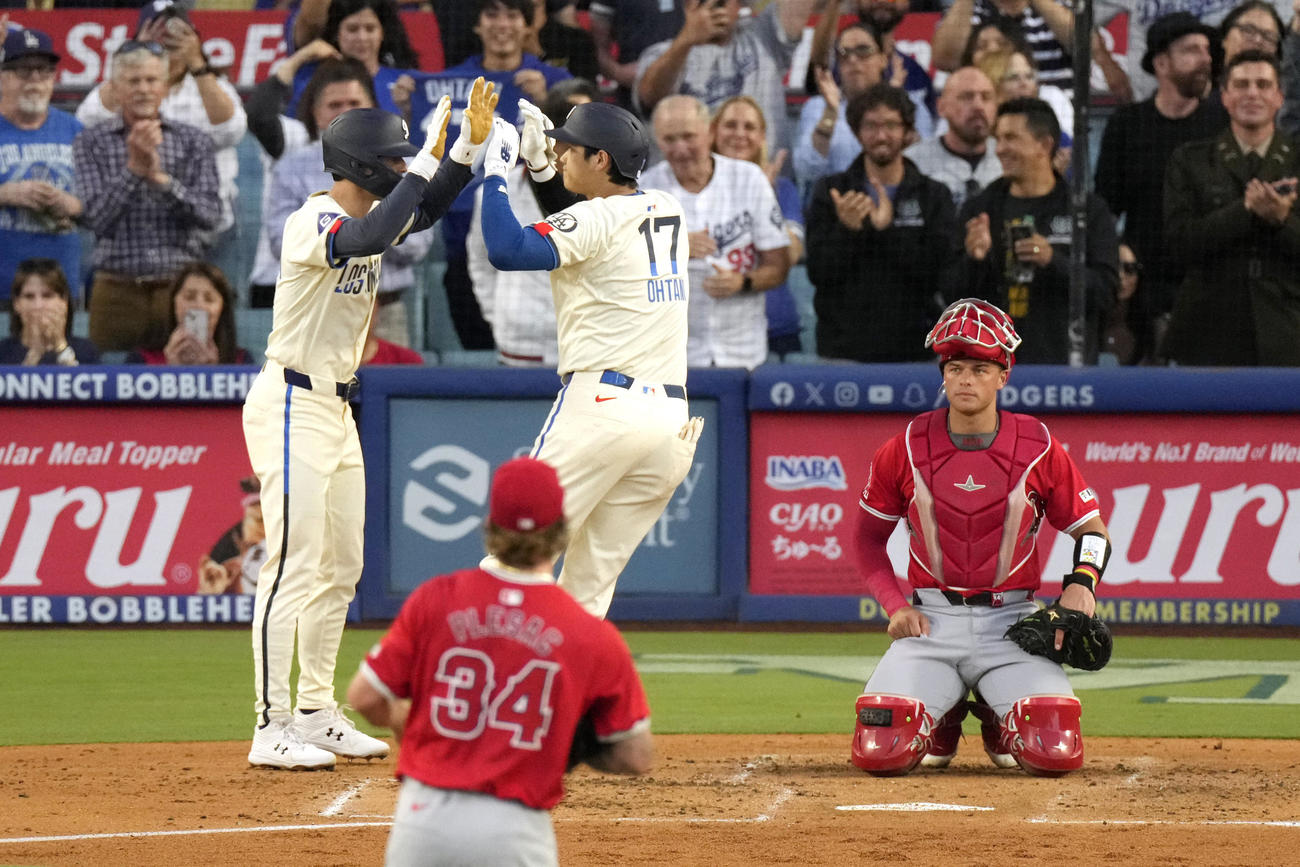 ドジャース対エンゼルス　3回裏、2点本塁打を放ったドジャース大谷翔平は、ビジオとハイタッチ（AP）
