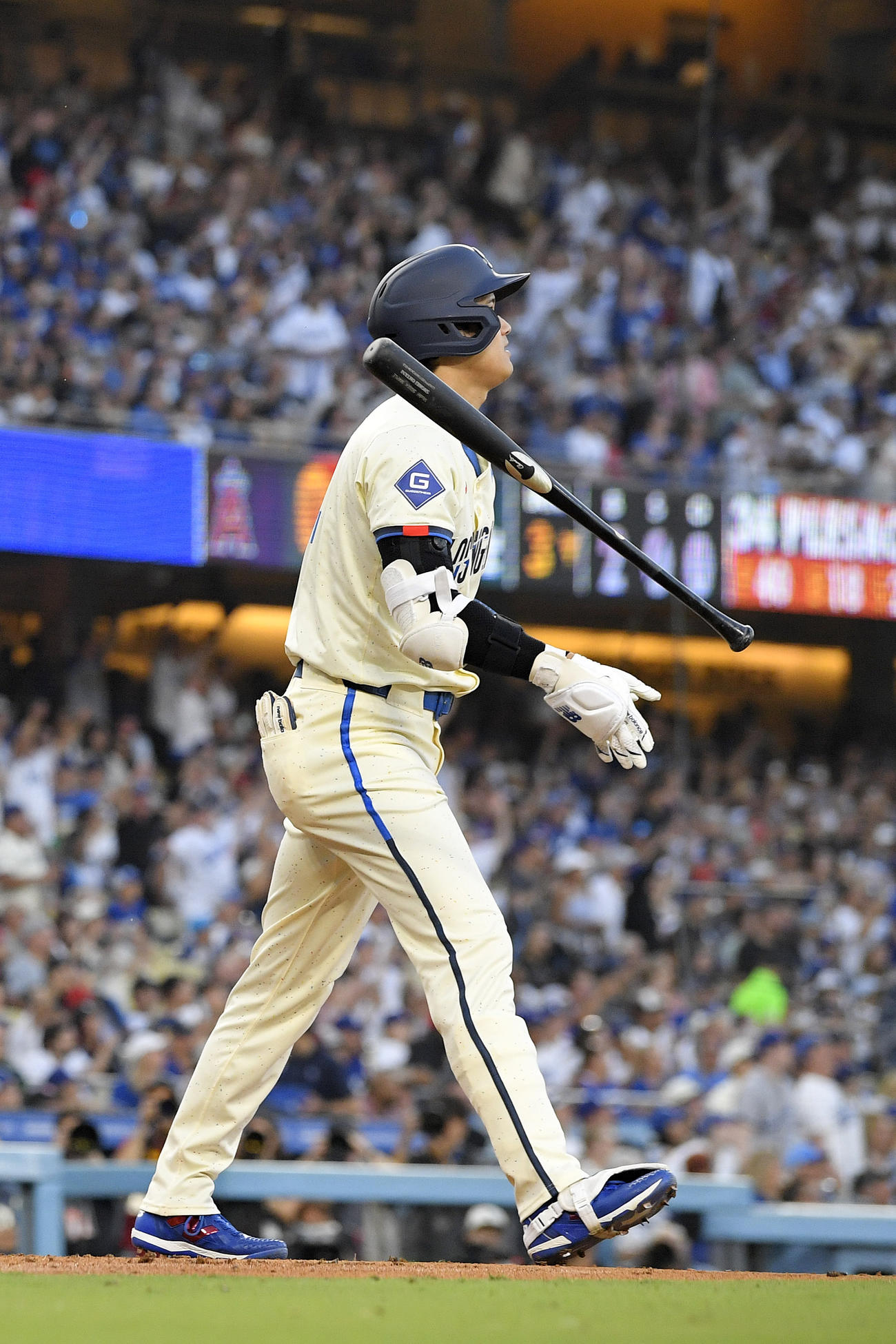 ドジャース対エンゼルス　3回裏、2点本塁打を放つドジャース大谷翔平（AP）
