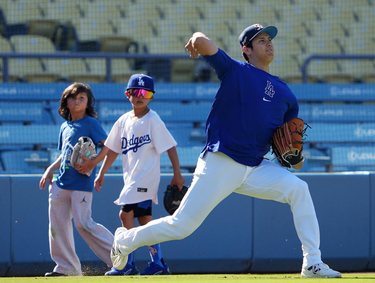 ドジャース対エンゼルス　子供たちが見つめる中、キャッチボールをするドジャース大谷（撮影・横山健太）