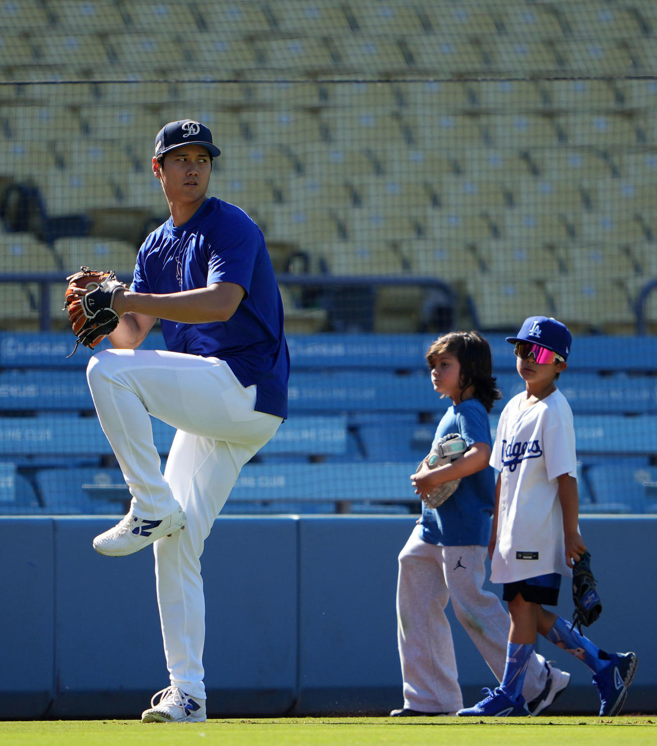ドジャース対エンゼルス　子供たちが見つめる中、キャッチボールをするドジャース大谷（撮影・横山健太）