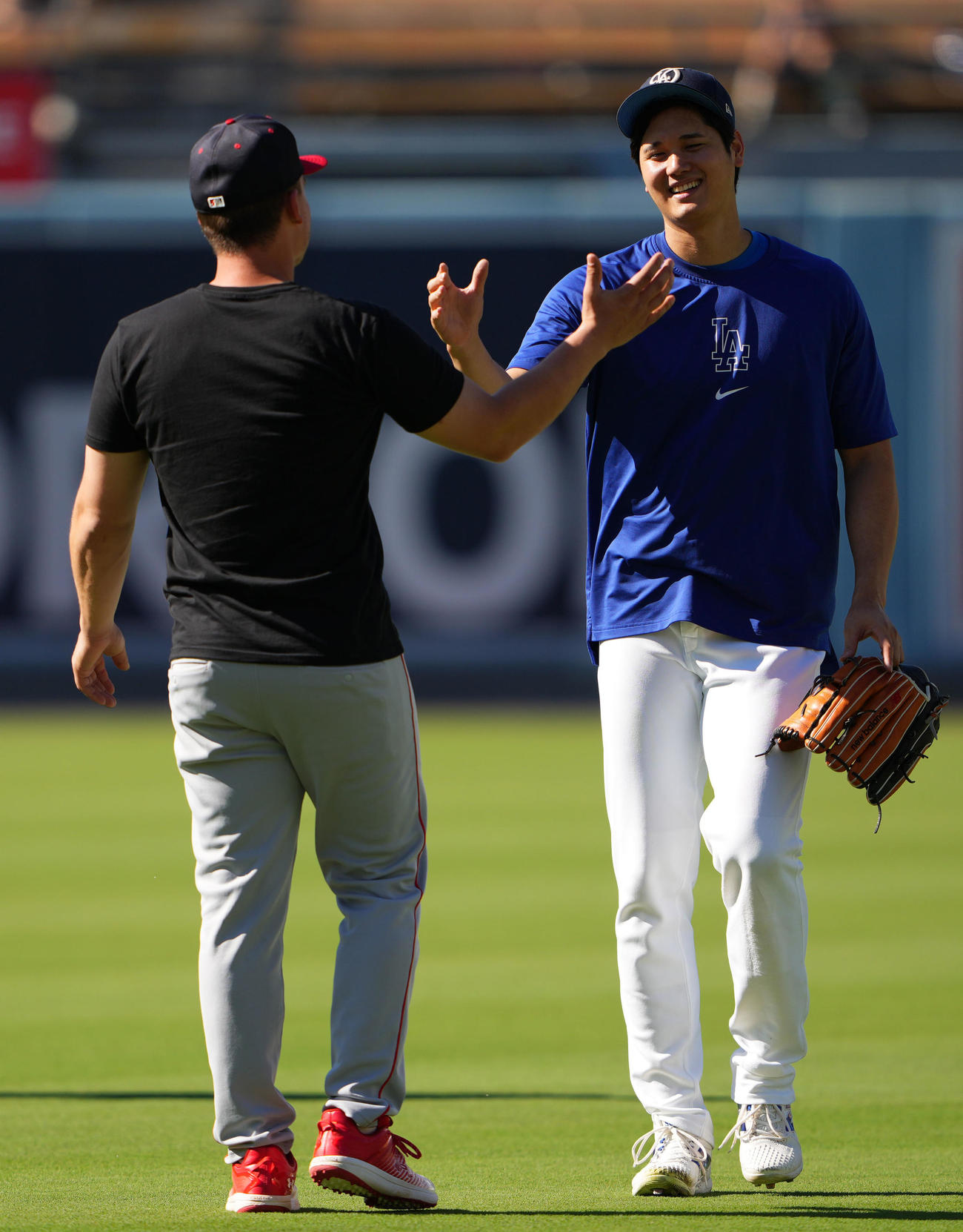 ドジャース対エンゼルス　試合前、エンゼルスの選手やスタッフとあいさつを交わすドジャース大谷（撮影・横山健太）
