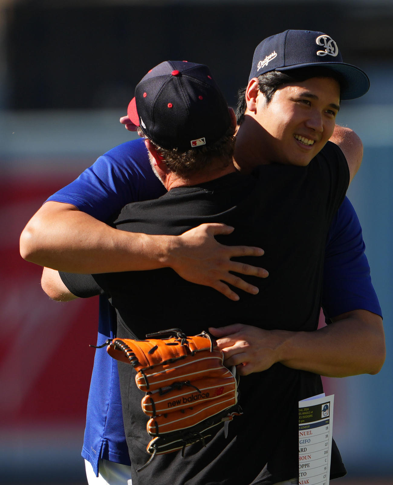 ドジャース対エンゼルス　試合前、エンゼルスの選手やスタッフとあいさつを交わすドジャース大谷（撮影・横山健太）