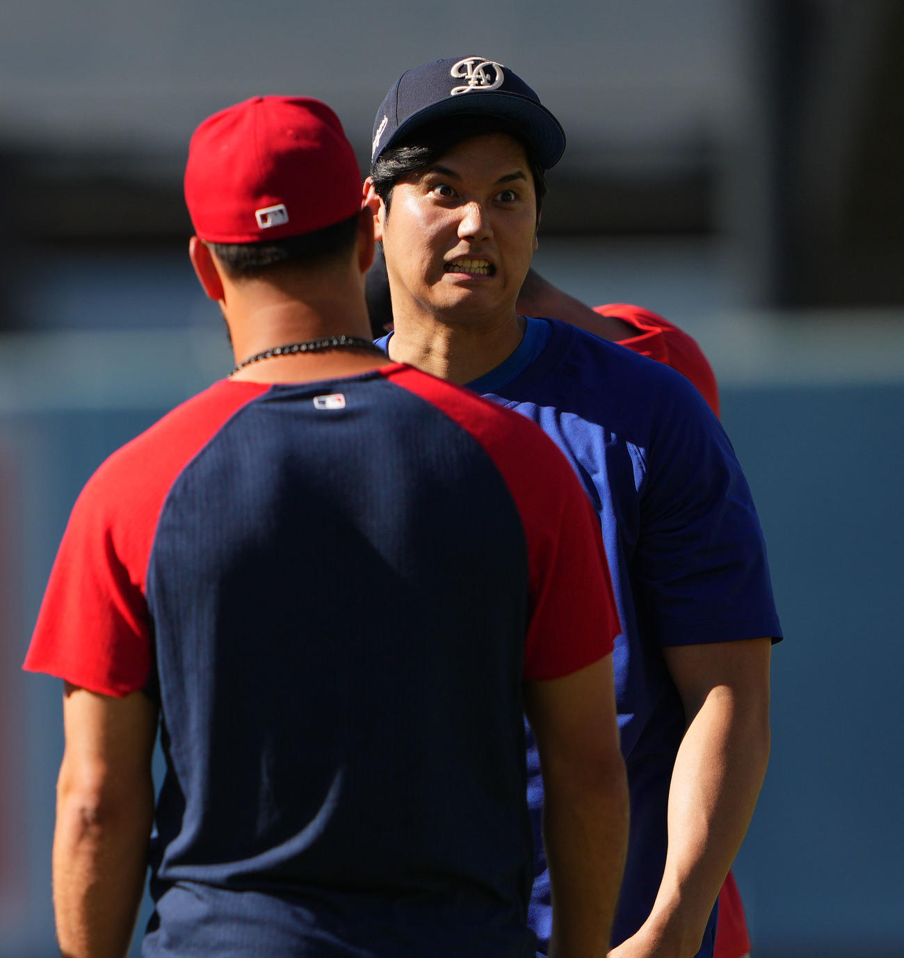 ドジャース対エンゼルス　試合前、エンゼルスのパトリック・サンドバル（左）と言葉を交わすドジャース大谷（撮影・横山健太）