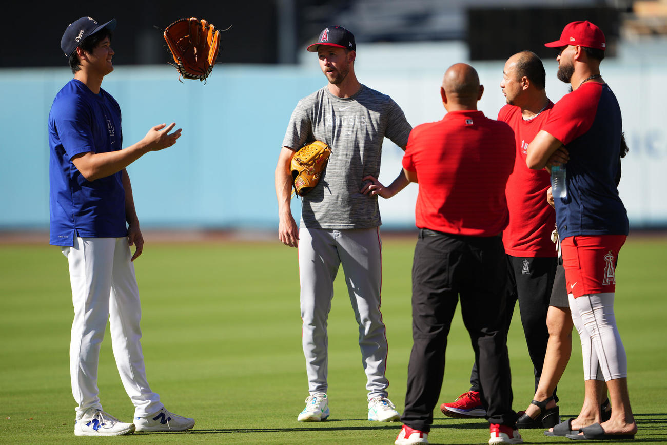 ドジャース対エンゼルス　試合前、エンゼルスのパトリック・サンドバル（右）と言葉を交わすドジャース大谷（撮影・横山健太）