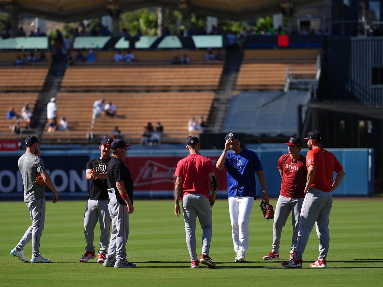 ドジャース対エンゼルス　試合前、エンゼルスの選手やスタッフと言葉を交わすドジャース大谷（右から3人目）（撮影・横山健太）