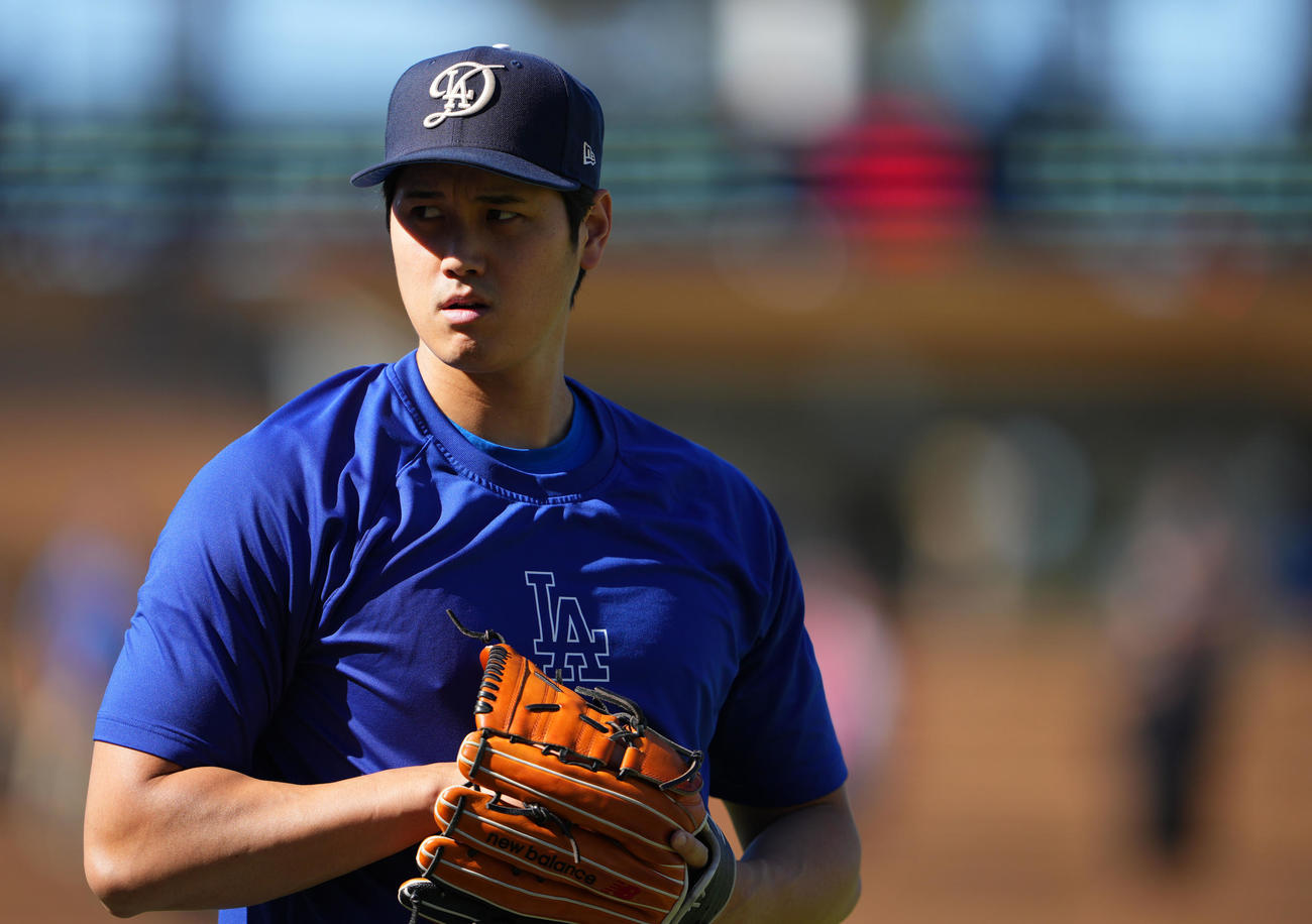 ドジャース対エンゼルス　キャッチボールをするドジャース大谷（撮影・横山健太）