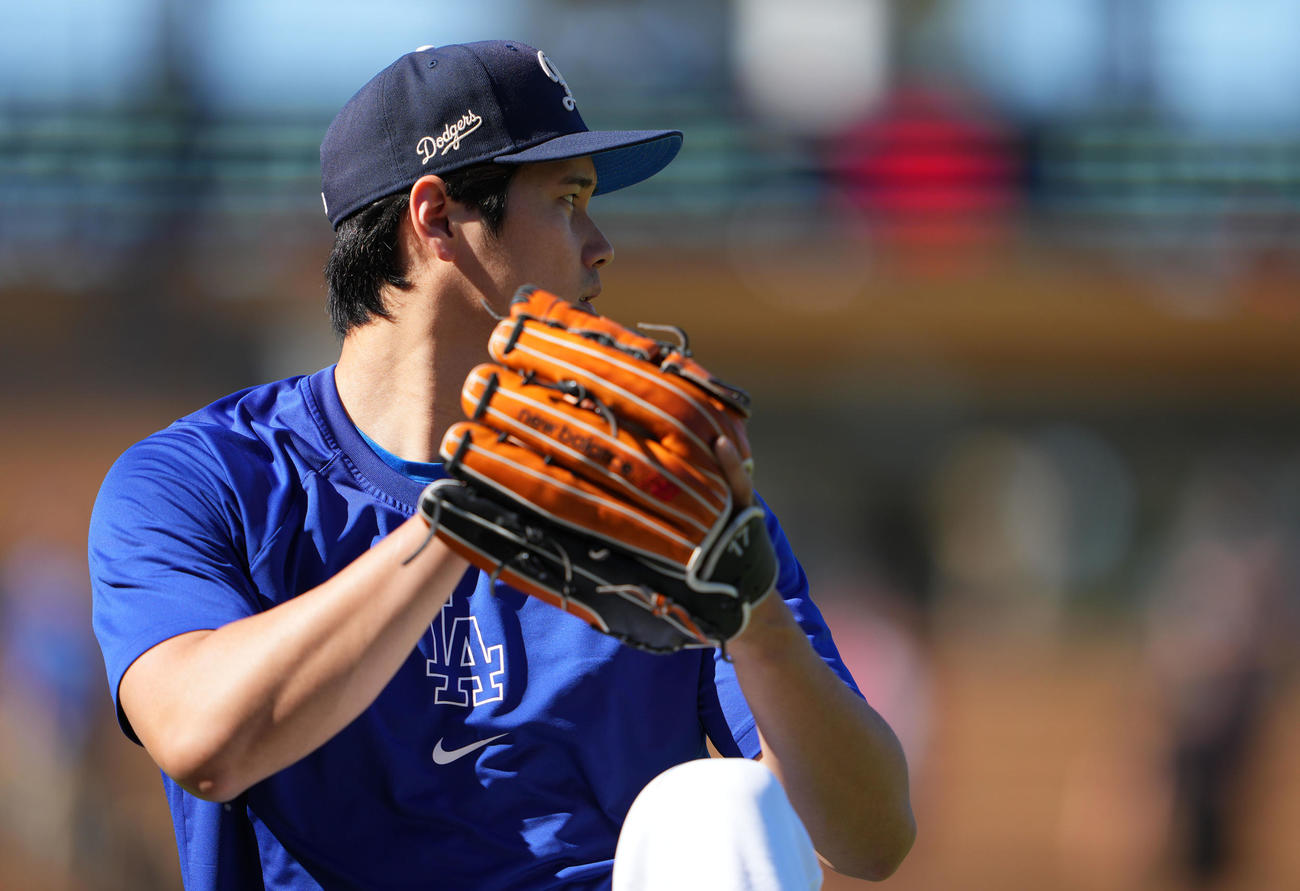 ドジャース対エンゼルス　キャッチボールをするドジャース大谷（撮影・横山健太）