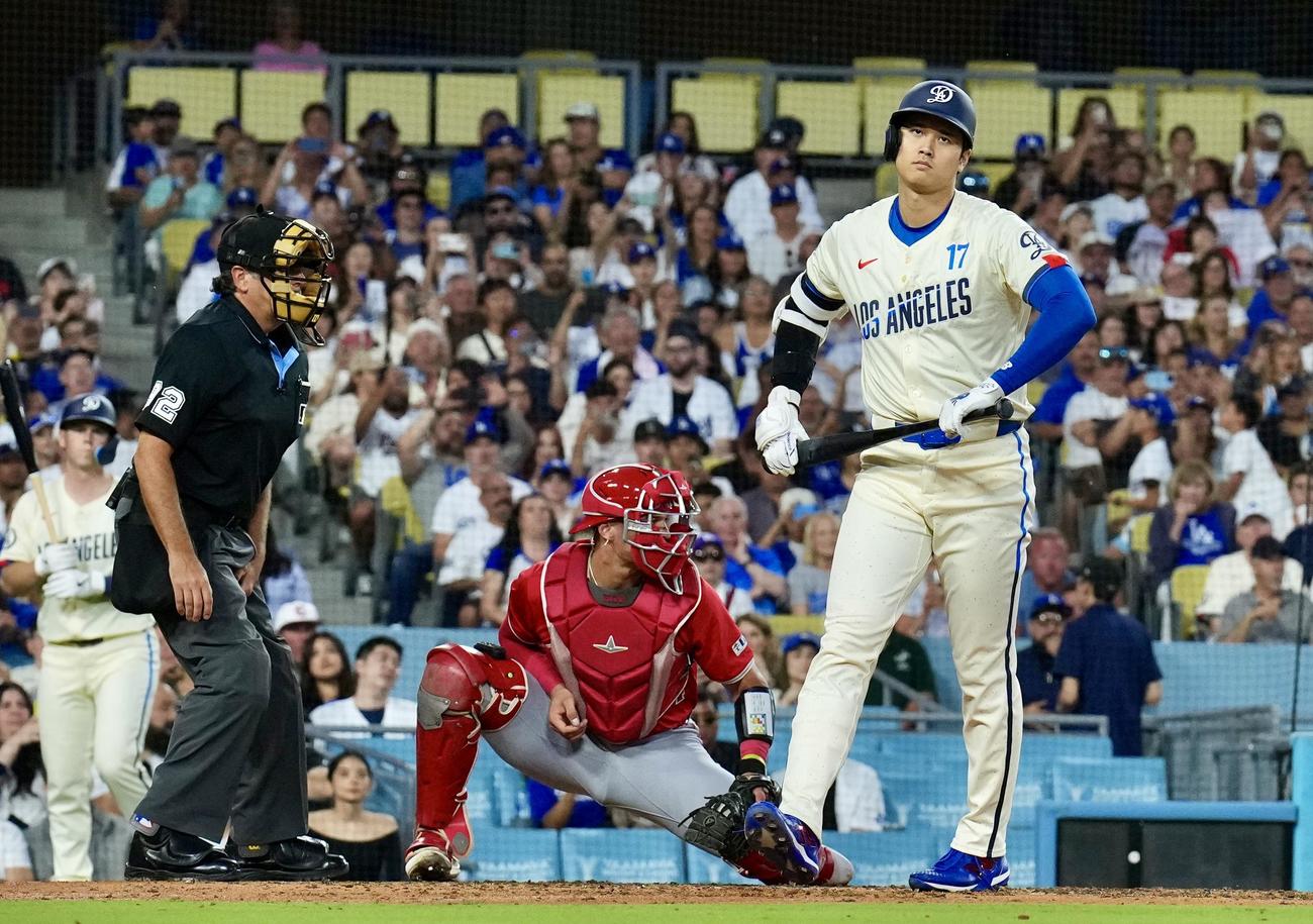 ドジャース対エンゼルス　4回裏ドジャース1死一、三塁、四球で出塁する大谷（撮影・横山健太）