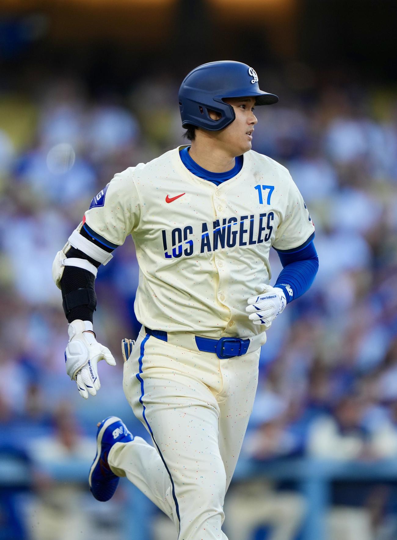 ドジャース対エンゼルス　1回裏ドジャース無死、右直に倒れる大谷（撮影・横山健太）