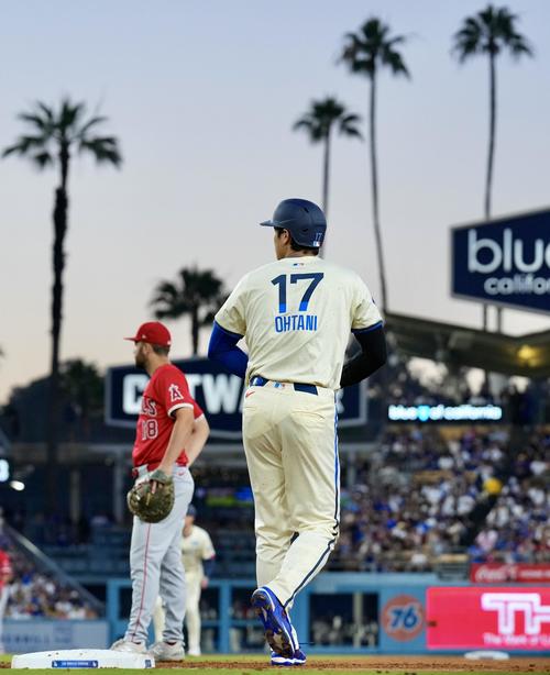 ドジャース対エンゼルス　4回裏ドジャース1死一、三塁、四球で出塁する大谷（撮影・横山健太）