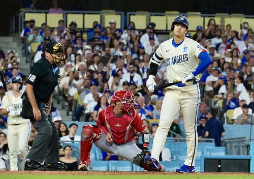 ドジャース対エンゼルス　4回裏ドジャース1死一、三塁、四球で出塁する大谷（撮影・横山健太）