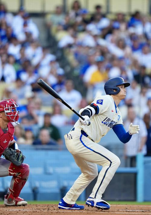 ドジャース対エンゼルス　1回裏ドジャース無死、右直に倒れる大谷（撮影・横山健太）